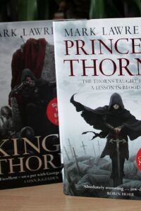 Mark Lawrence: The Broken Empire Trilogy mit Limited Edition (links) The Broken Empire